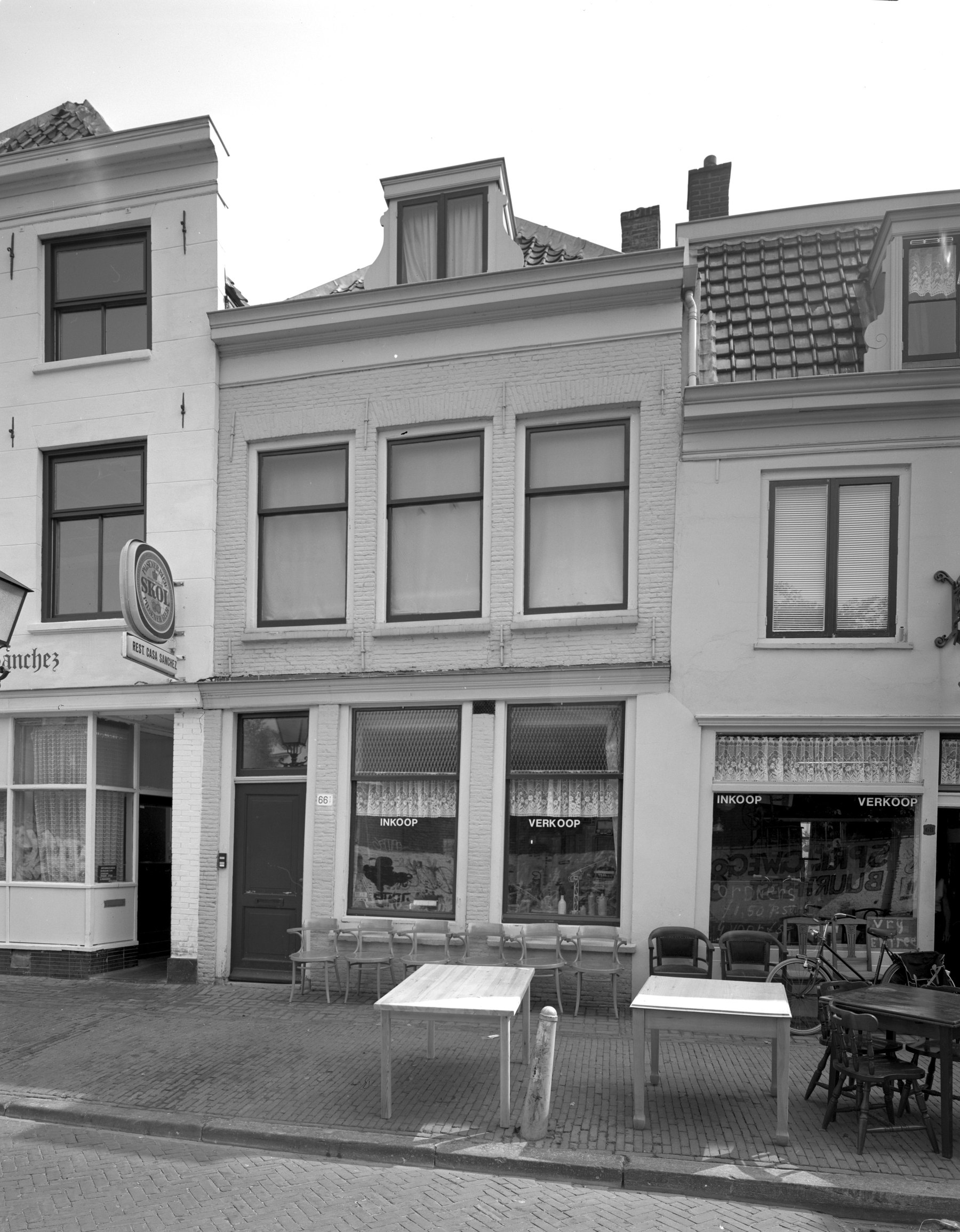 Tafels en stoelen uitgestald voor de winkel aan de Springweg