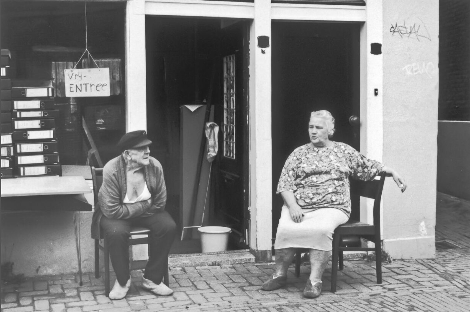 Opa Henk en oma Ali voor De Uitdragerij aan de Springweg in de jaren negentig