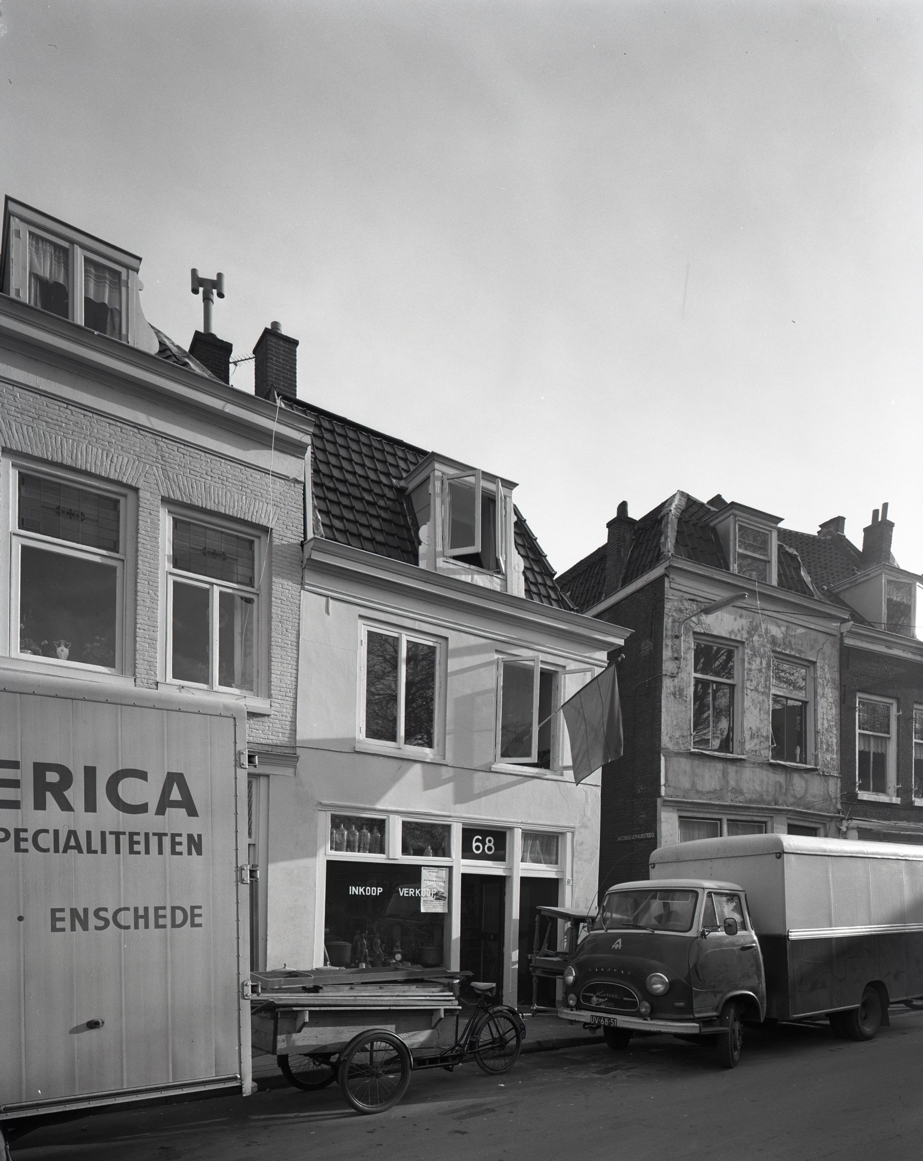 De winkel aan de Springweg met bedrijfswagens in de jaren zeventig