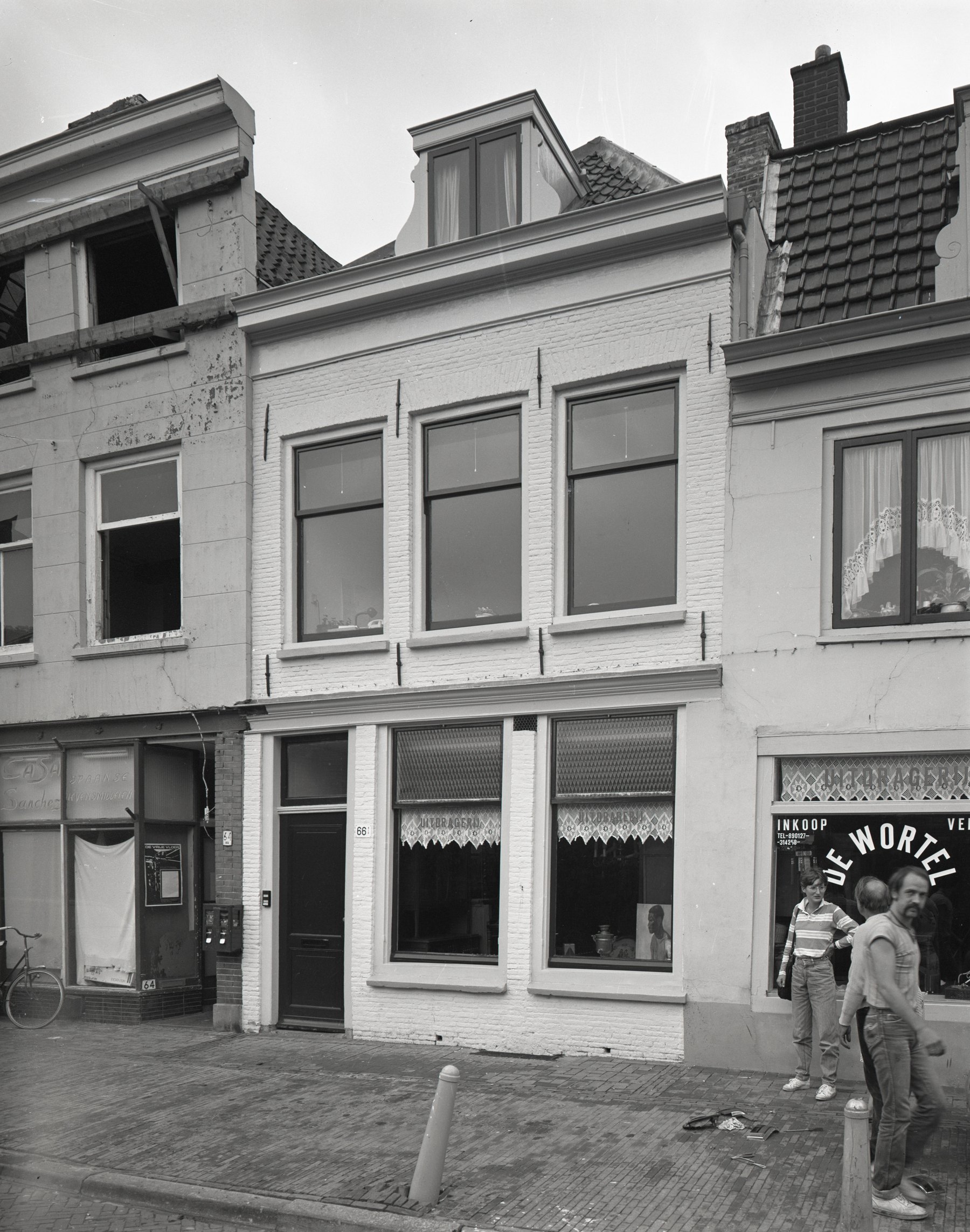 De vader van de familie voor de winkel in de periode van De Wortel
